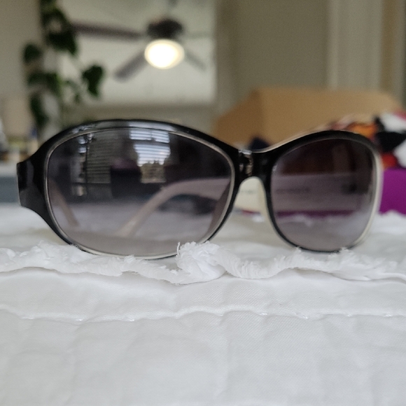 Ellen Tracy Black & White Sunglasses  Oval EUC - Picture 1 of 6